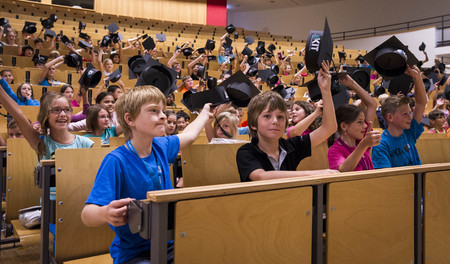 Kinder in Hörsaal